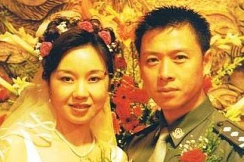 闫妮在成名前,有十年的龙套生活,在她人生低谷期,邂逅了前夫邹伟.