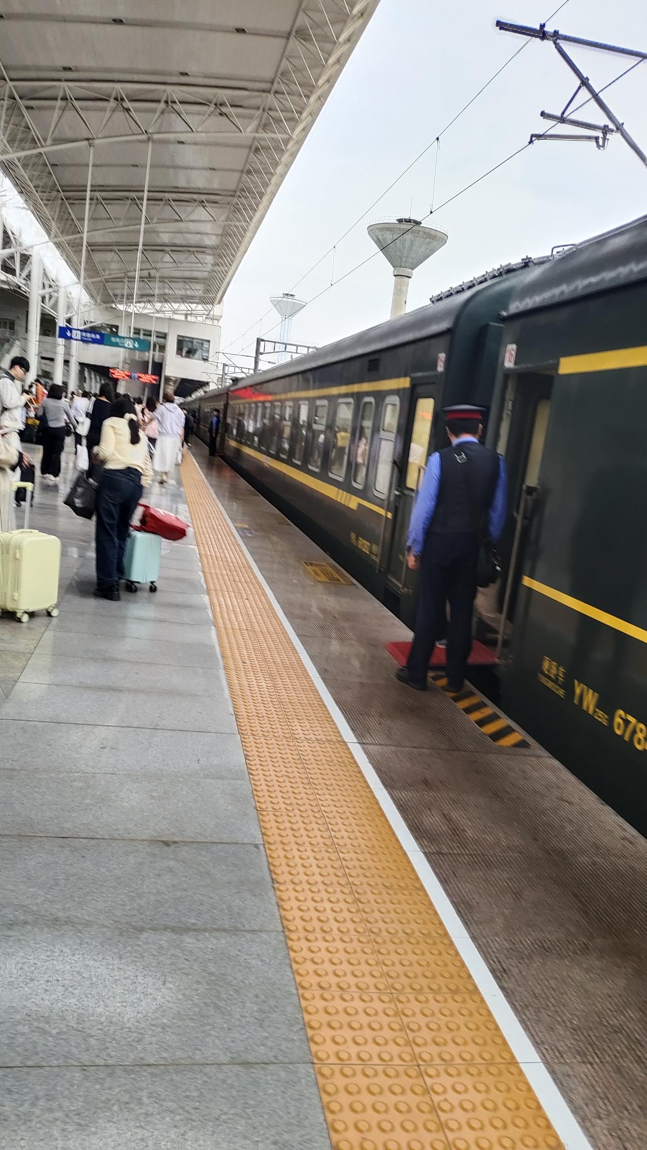 今天坐到了不一样的绿皮火车。今天返回郑州，坐K4180周口到郑州的列车。上车后