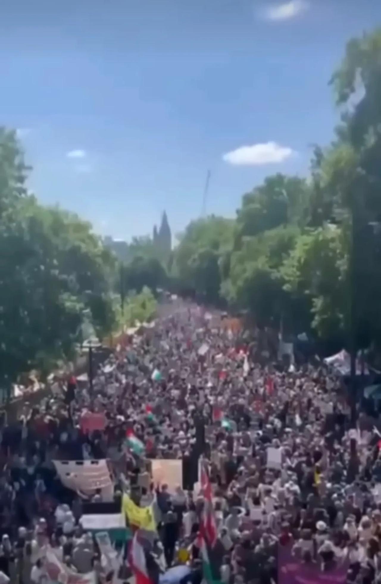 英国10多万人游行示威，谴责以色列在加沙进行种族灭绝屠杀。近日来，以色列疯狂屠