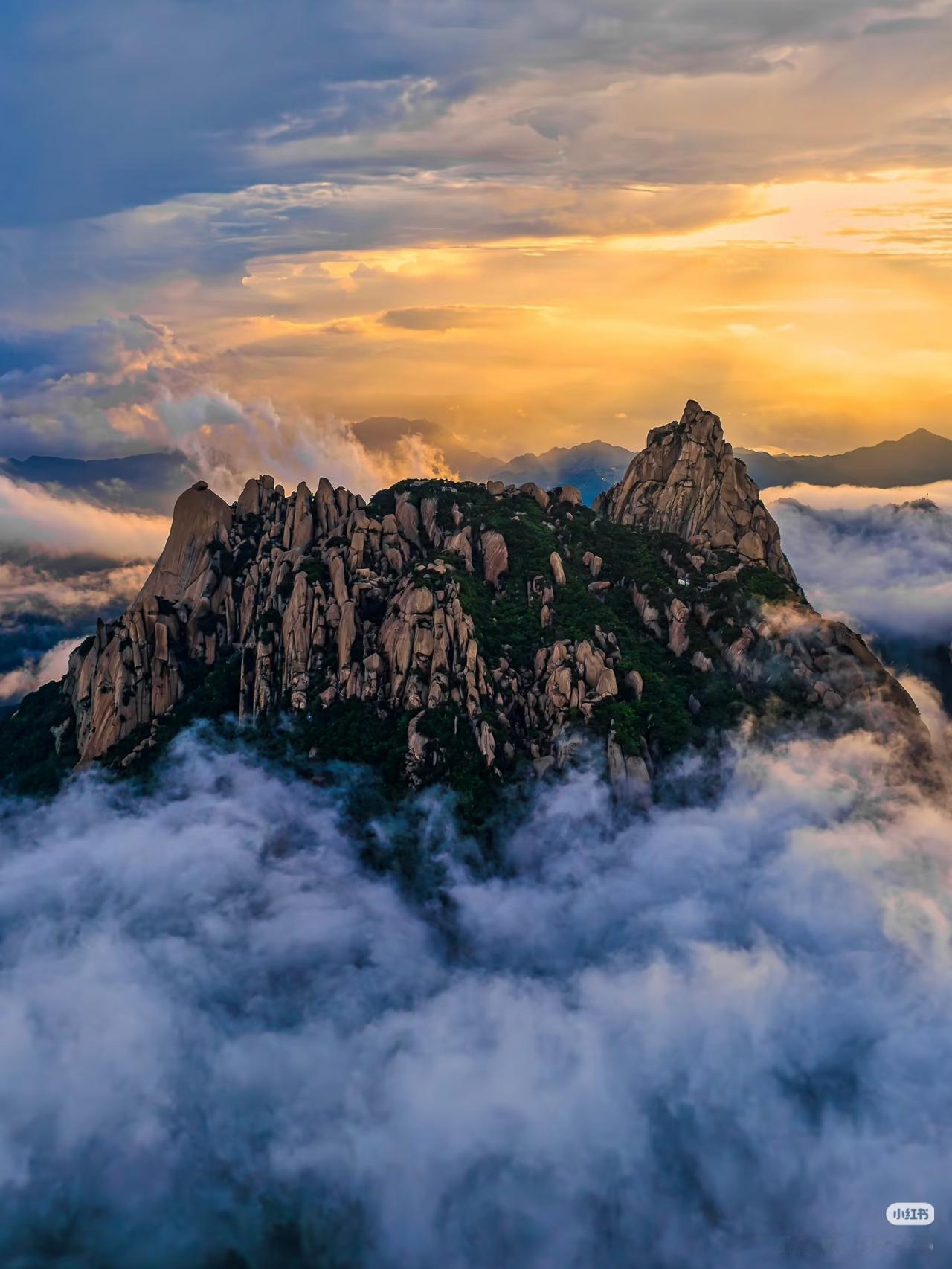 李白没骗人❗️这里不输黄山🏔️在奇峰耸立的云雾缭绕间仿佛是大自然最得意的画