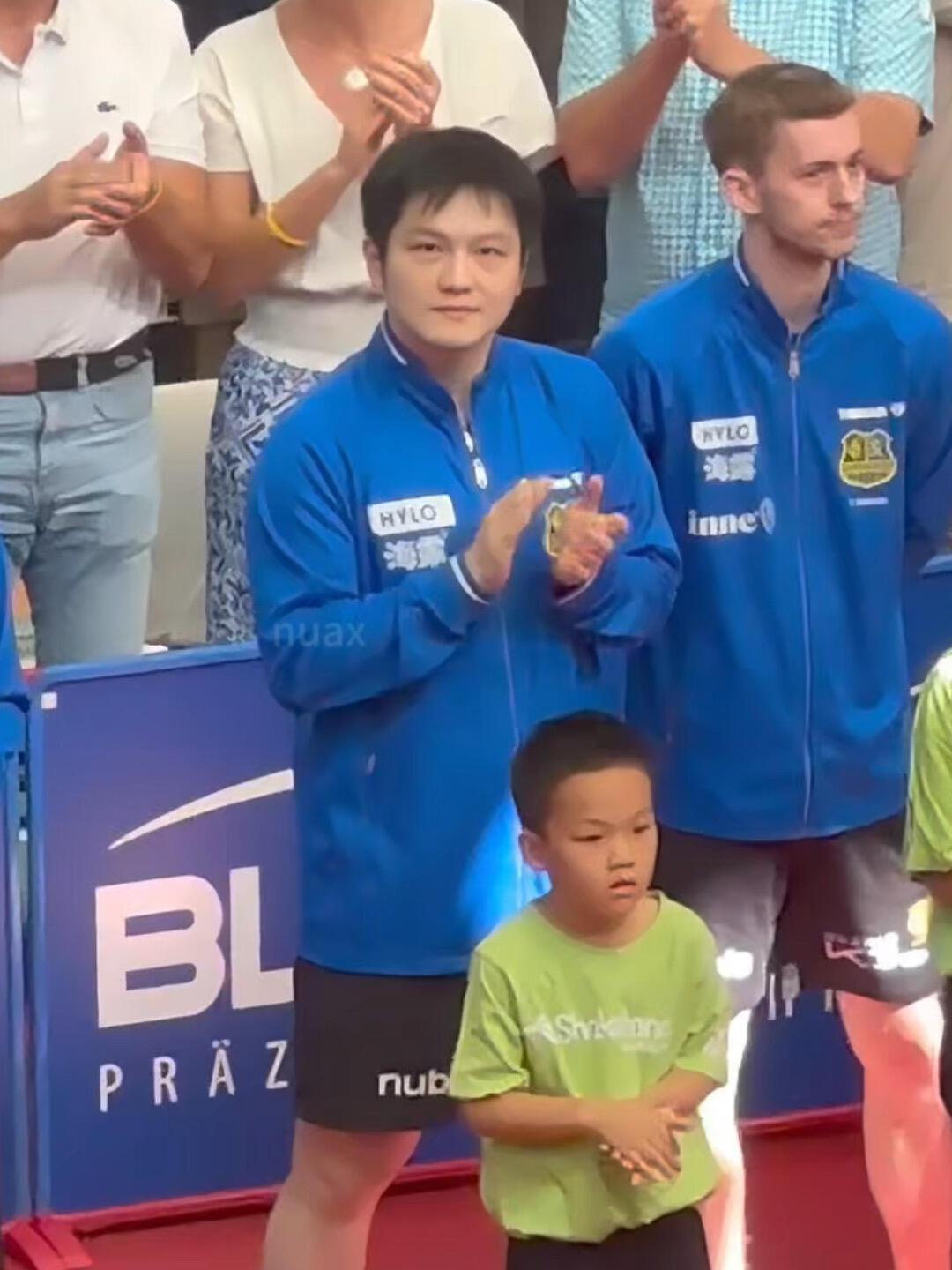 樊振东前面的小孩，知不知道自己后面是我们敬佩的英雄，小孩子小小年纪就近距离接触世