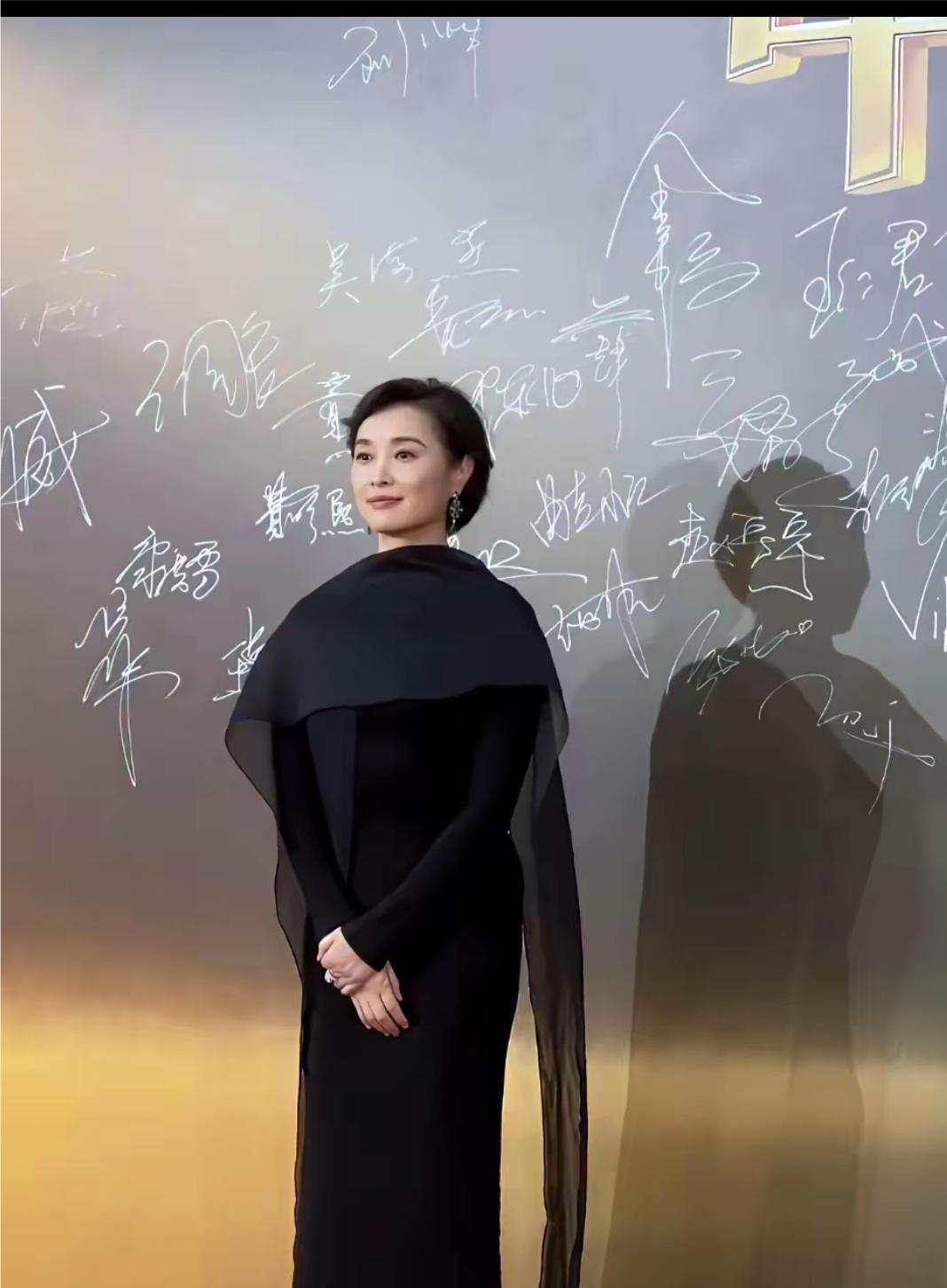 田朴珺和吴越不约而同穿上黑色长裙，你认为哪个更有气质呢？