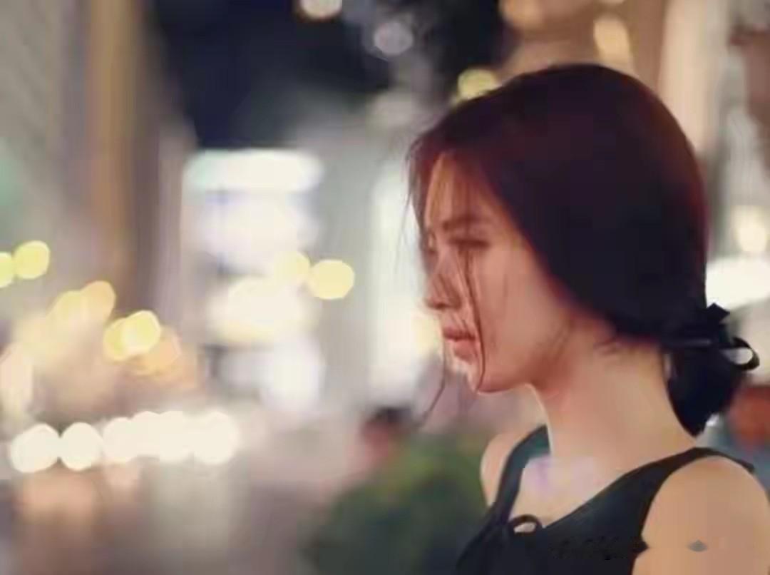 我昨天看了一个视频，难过得流下了眼泪！一个中年父亲，有一个女儿大概14岁了，