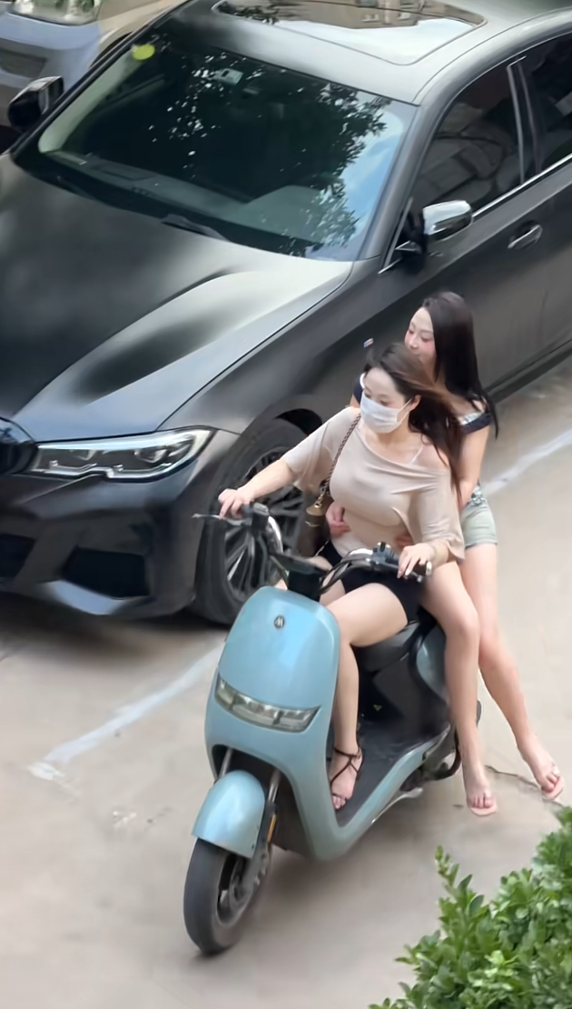 两个好闺蜜骑着小电驴来找我玩。看来又要蹭饭了
