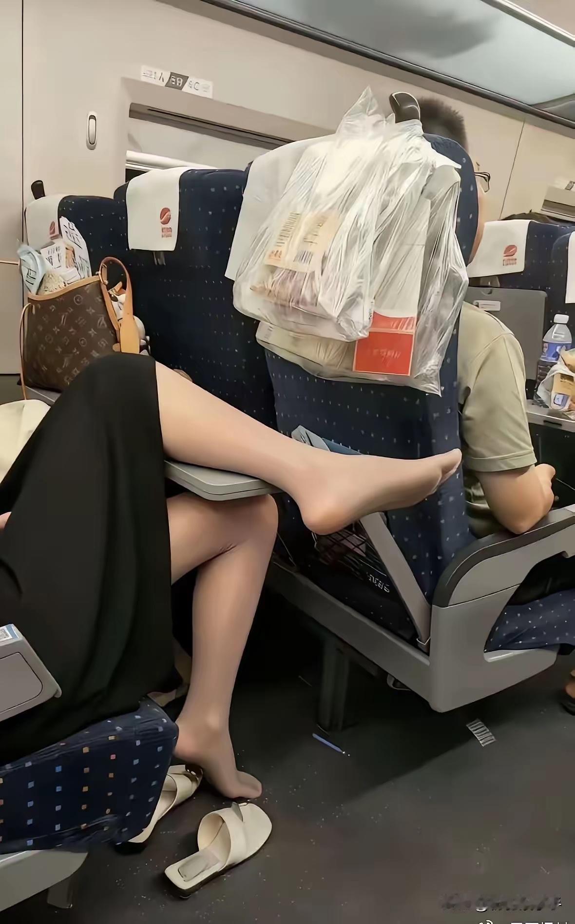 网上有人发这张图片，批评不文明行为。只要大家仔细看，就会发现图中两只脚都