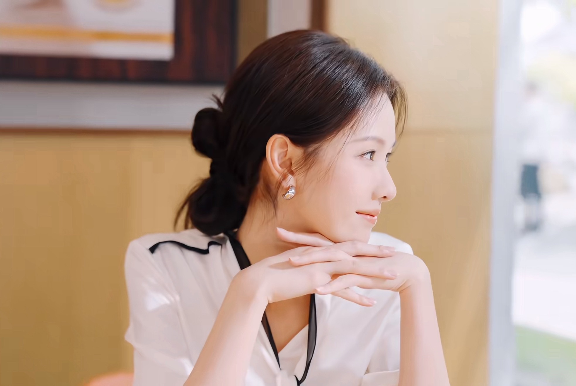 陈都灵上面这个物料没见过额…嘟嘟梳这个发型真的特别凸显气质…