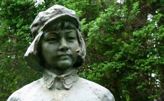 1929年，朱德和妻子正在吃饭，突然，十几个敌军踹门而入：“谁是朱德！”生死关头