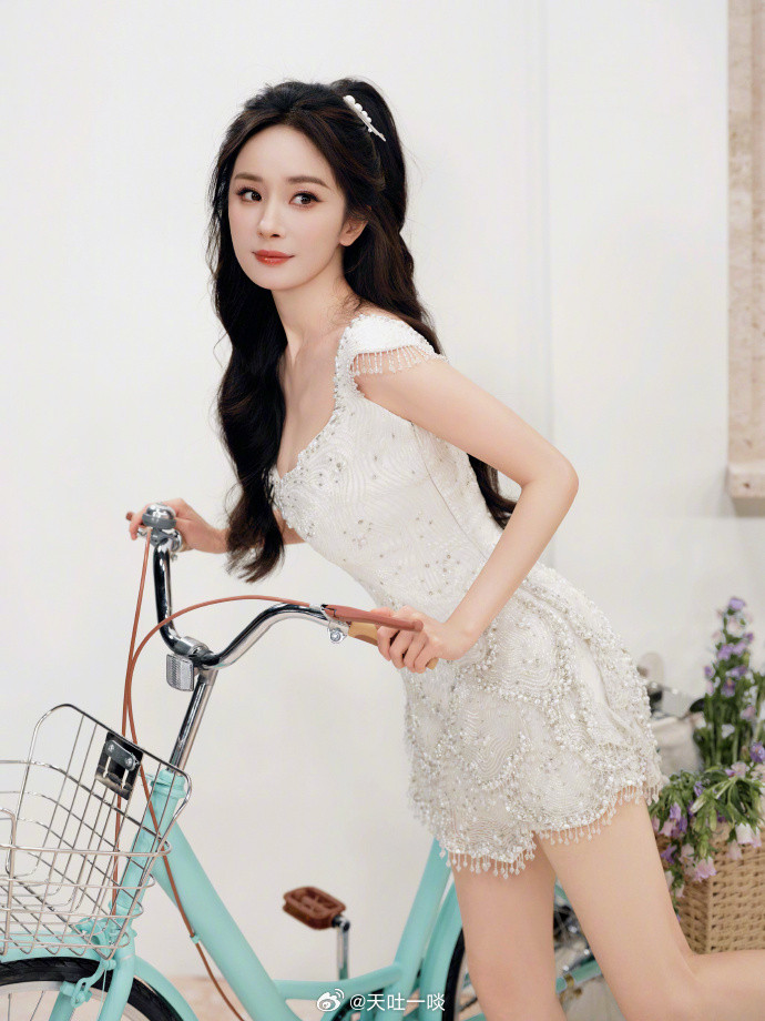 珍珠流苏抹胸超短连衣裙、单车少女俏皮灵动——杨幂。每日明星美图分享