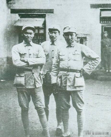 1938年，河北南宫，冀南抗日根据地初创时期三位关键将领的珍贵瞬间。从左到右分别