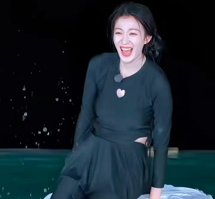 王楚然的泳衣竟然被粉丝麻辣了我滴天这衣服还要被麻辣，这这这泳衣跟全包有啥区别，