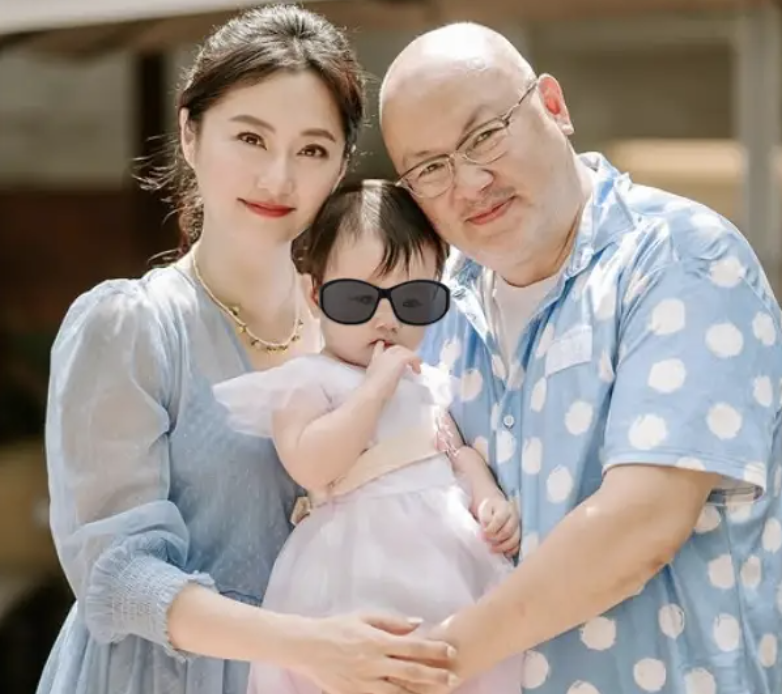 45岁赵小侨想追二胎，女儿反对丈夫犹豫，陈乔恩也曾警示高龄风险