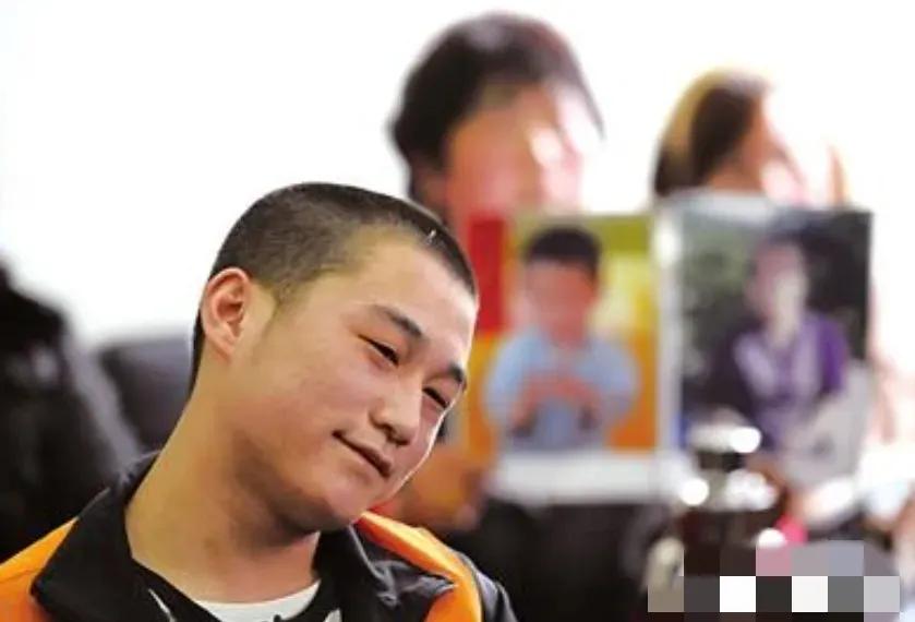 “判我死刑吧，谢谢”！2012年，北京法庭判决现场，一位20来岁的杀人嫌疑犯，笑