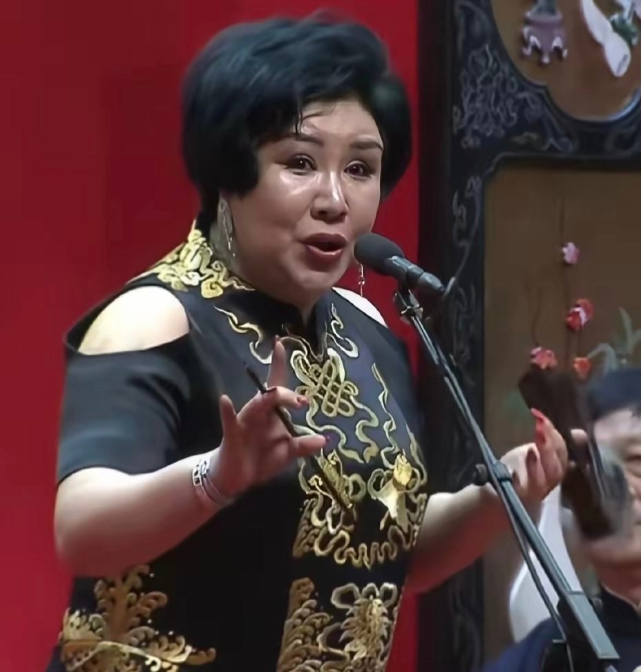 郭德纲的妻子王惠表演京韵大鼓时的一幕，太有范儿啦！​​​