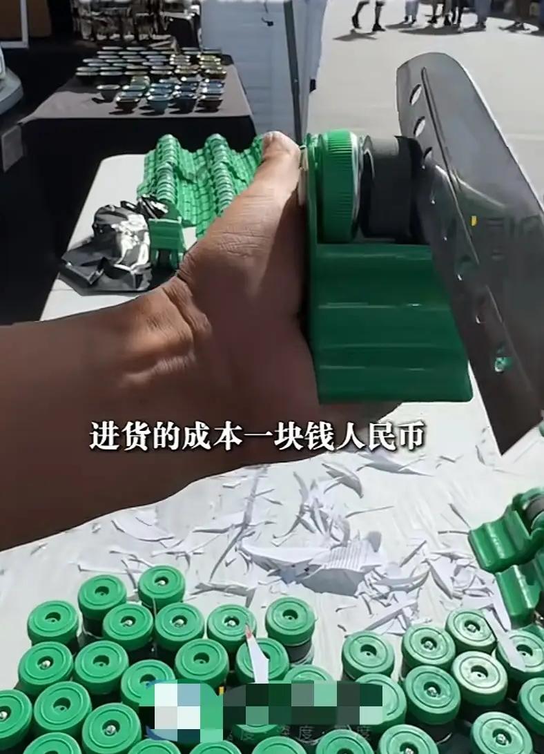 33岁河南男子在洛杉矶摆摊售卖国产磨刀器、老花镜等小商品，成本每件1元人民币，售