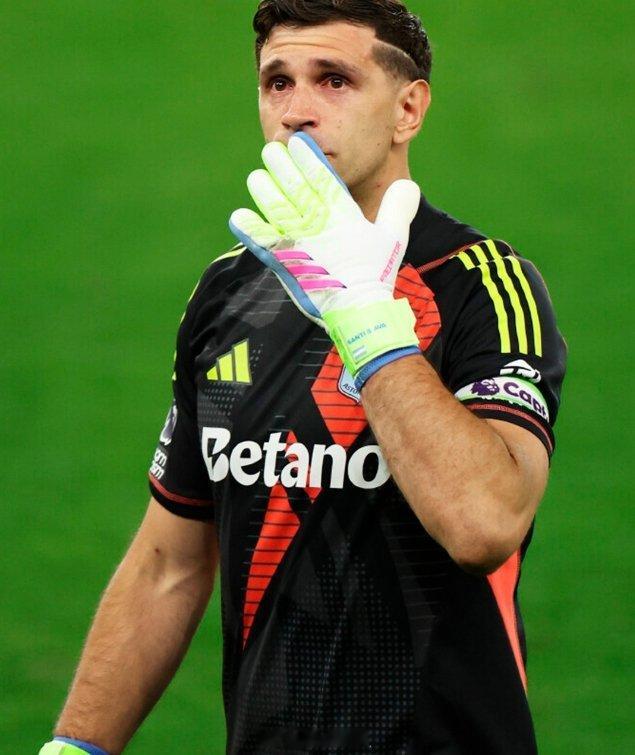 在维拉2-0战胜热刺后，全场观众为🇦🇷迪布·马丁内斯欢呼，迪布也情绪激动眼含