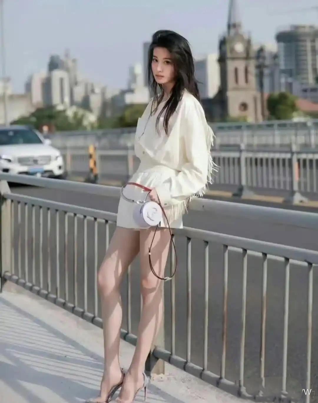 王楚然这双腿是真实存在的吗？又细又长简直绝了，一眼就挪不开！[赞][赞][送自己