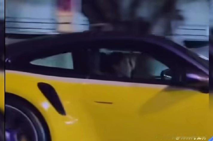 泰王夫妇访华返程抵泰，47岁的苏提达王后直接切换“专属司机”模式，开着车带泰王回