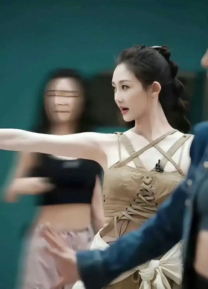 郑恺是看到了苗苗的嫩气才追的吗？这身材哪个男人看了不迷糊​​​