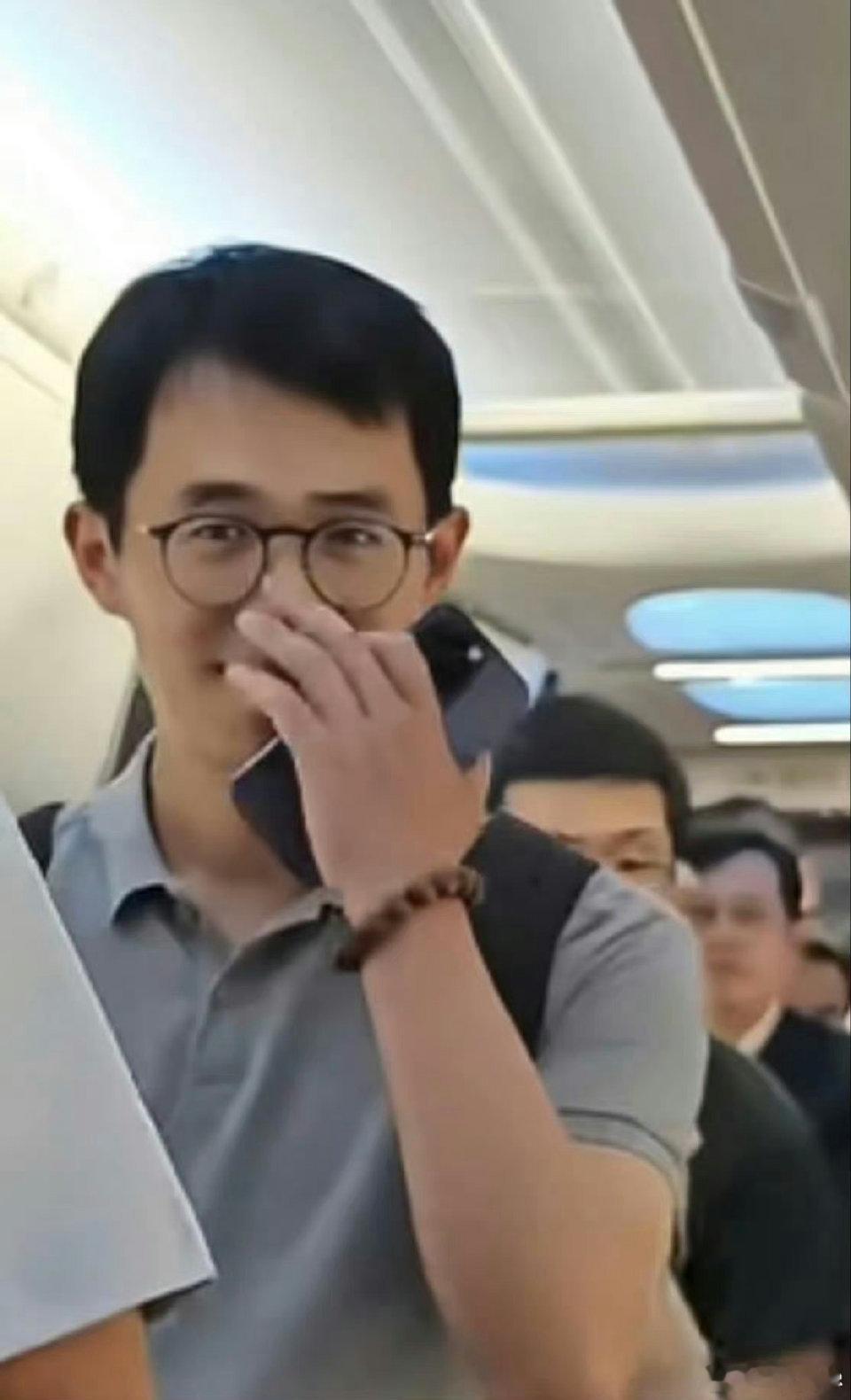 王腾回应换iPhone17王腾换iPhone17上一次王腾用iPhone上热搜这