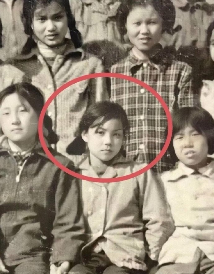 王菲从小就有一种与众不同的气质，看看她的这张小学毕业照就明白了。