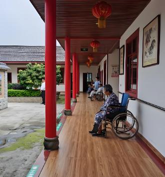 马未都一针见血地说：“别觉得养老院是归宿，那是没有归宿的归宿。能自理的时候，护工