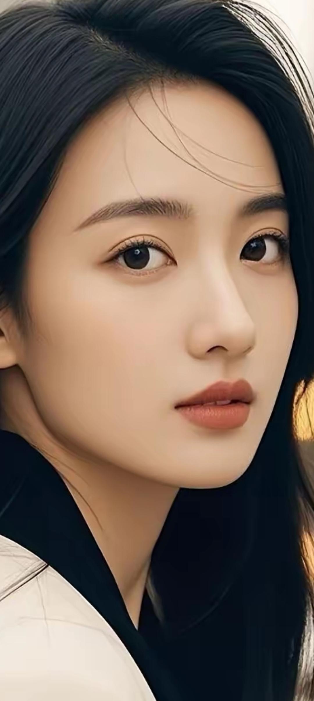 温柔甜美的少女，黑发红唇，气质出众。