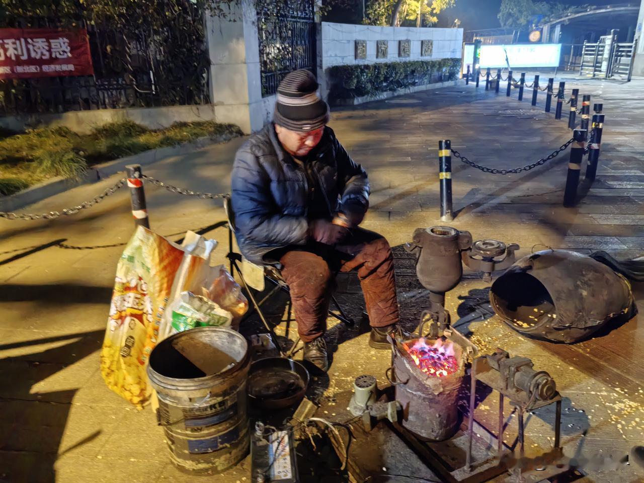 爆米花的说一个月有2万收入，你们相信吗？我反正有点不相信，觉得他吹牛了。吃完