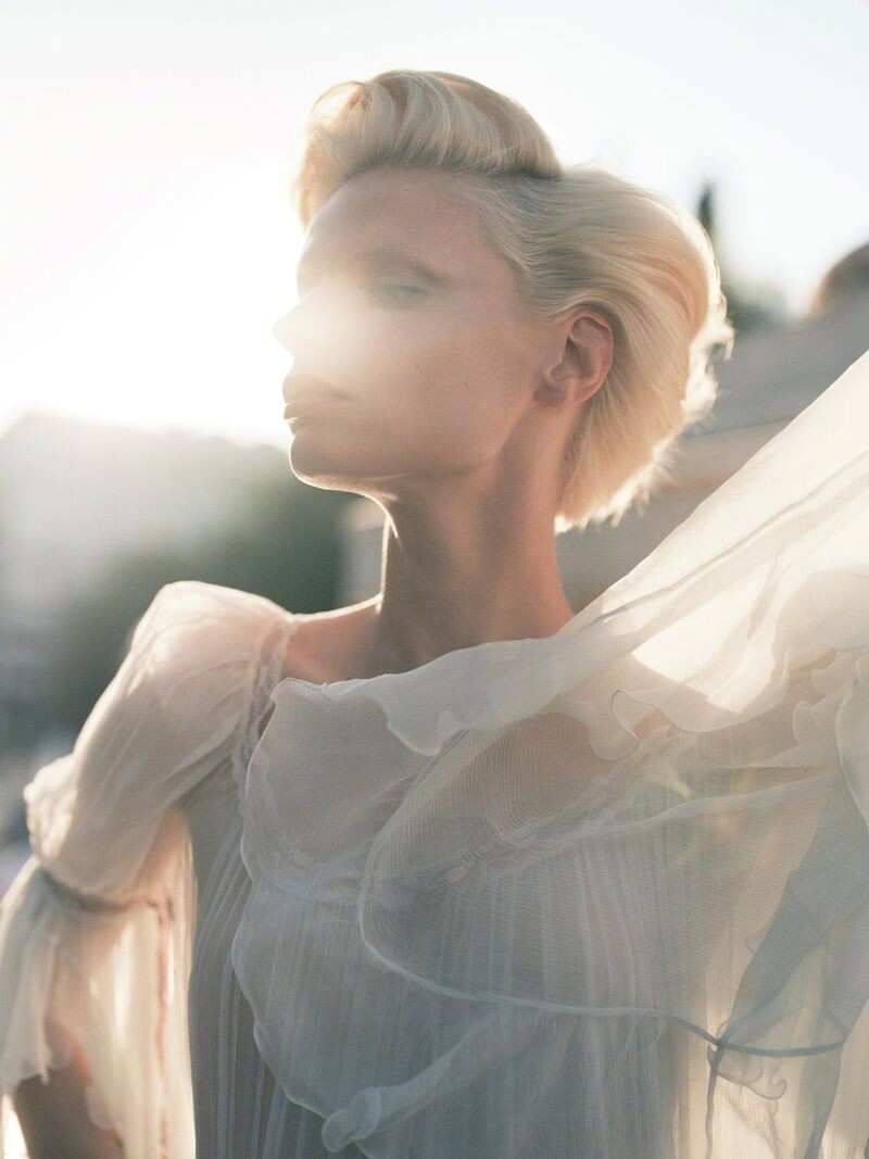 MytheresaF/W2025夜色冷冽时髦的金发女郎模特:Milan