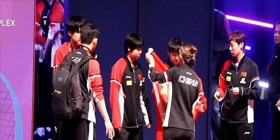 莎莎：大头，先把奖牌拿下来大头：好的，听你的结果网友的脑洞比现场还热闹！有