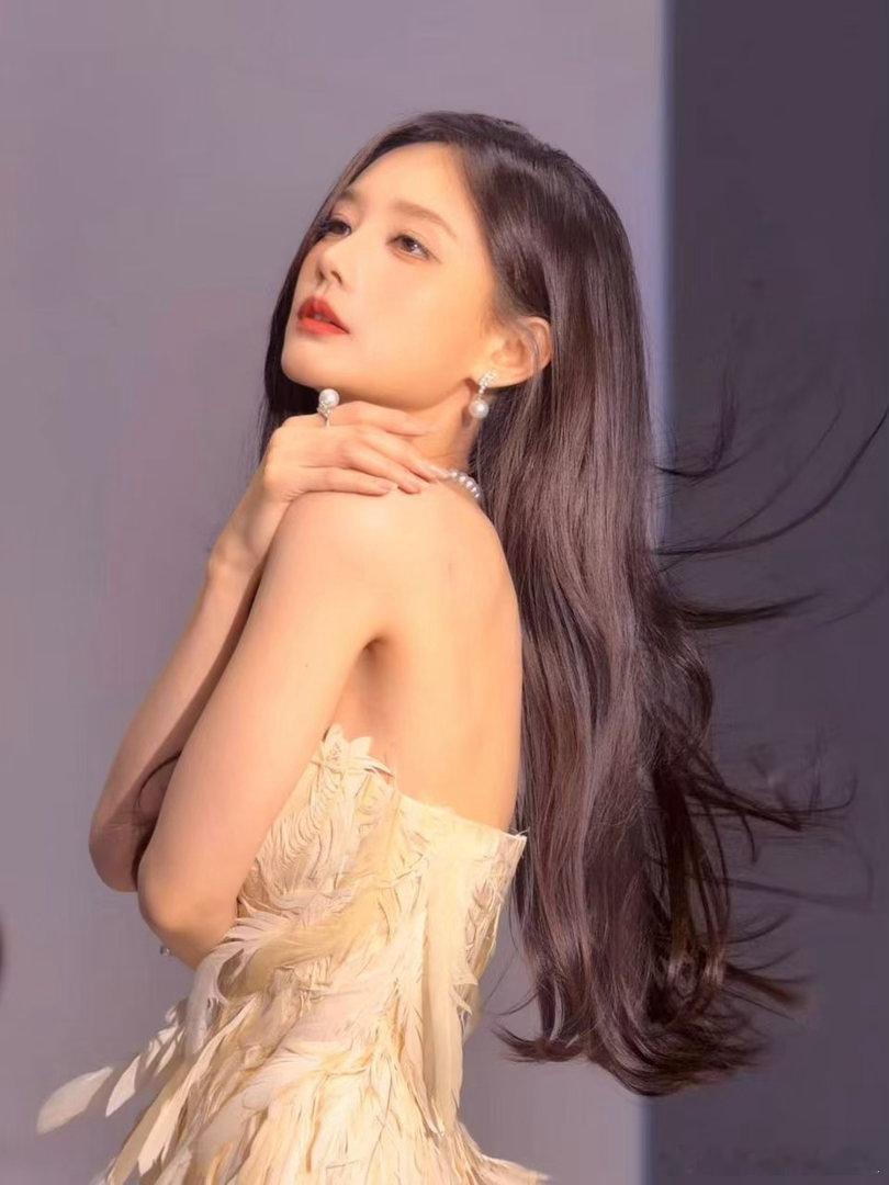 李一桐生日莲花灯起火了小小乌龙转瞬即逝，不影响生日的美好，新岁万事顺遂就好。