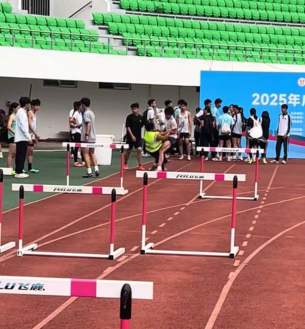 中学生赛场撞倒保洁员！后脑勺着地惊魂一刻，责任究竟在谁？