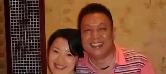 王为念这次住院，真把人看愣了，病床前一直忙前忙后伺候的，不是别人，是他跟第一任妻