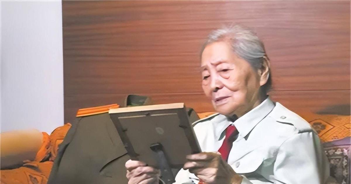 🌞1979年我国女翻译刘禄曾前往美国进行访问无意间她发现一个美国男人一直盯