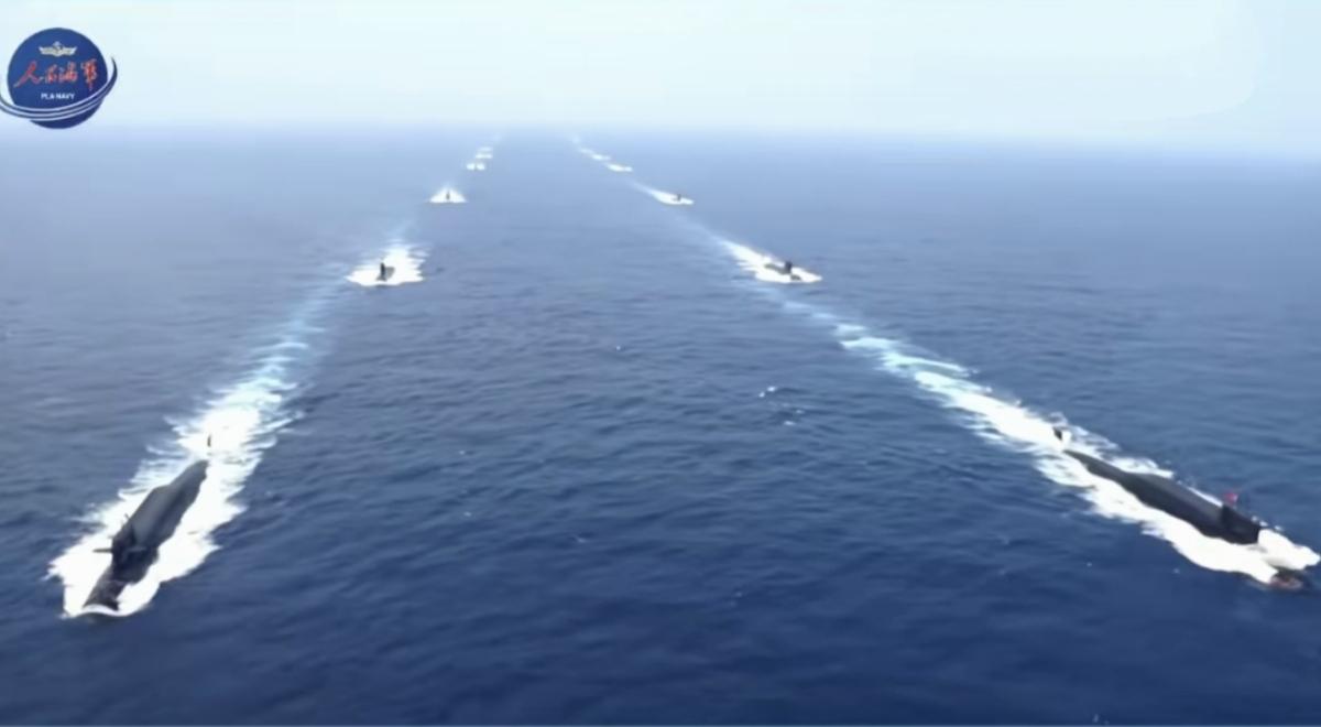 好家伙，保守估计这支潜艇编队至少15艘，画面后面看不清楚，说不定会超过20艘！这