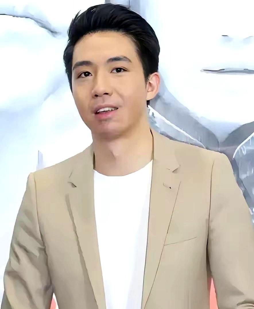 全身39%烧伤，被人当怪物一样躲着，只有两个人没走。爸妈把他接回家，一口一