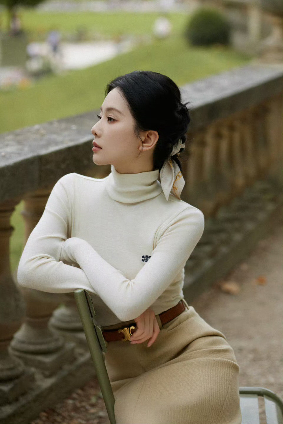 刘诗诗巴黎时装周造型，能把高领穿这么好看，美貌无需多言​​​