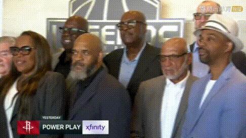 姚明有面啊!火箭队友全来了。弗老大、阿尔斯通、兰德里、凯文马丁等这帮队友能聚齐