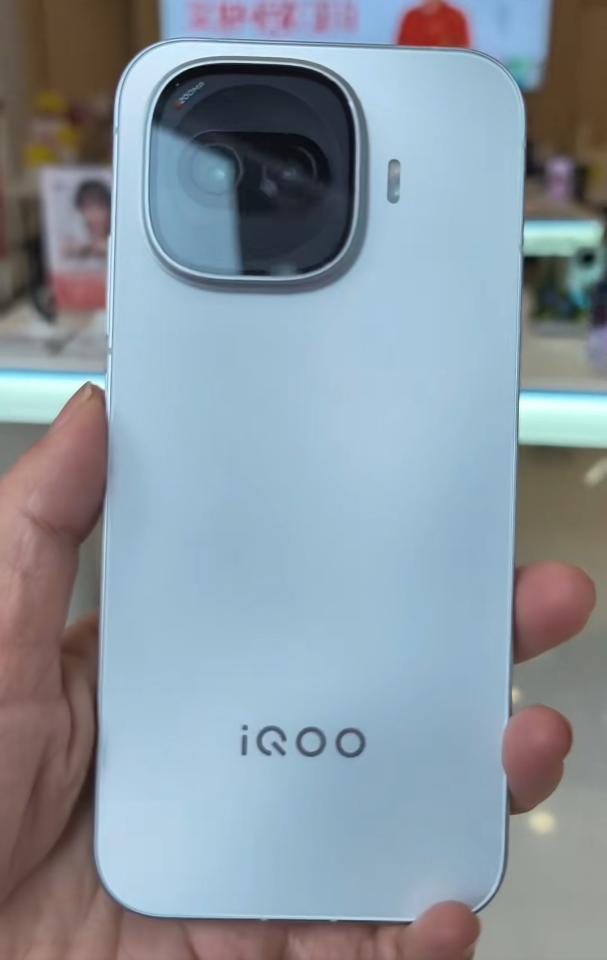 vivo这是感到有压力了？直接牙膏挤爆准备掀桌子！狠起来连自己都打一点都不假。