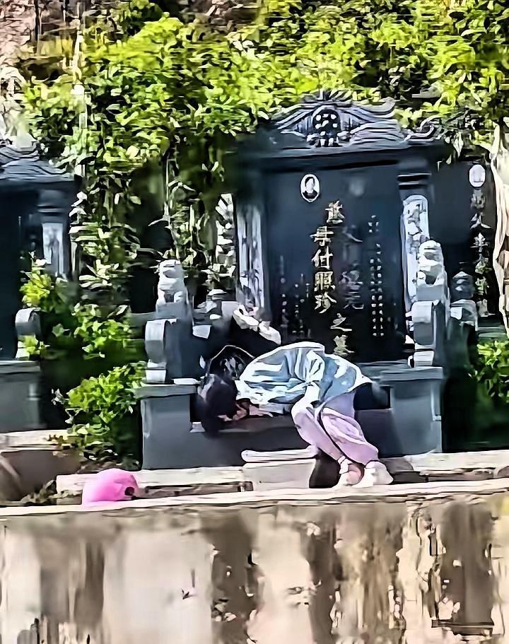 “妈妈，我怕你孤单”——7岁女儿趴在坟前哭累了，就睡在妈妈墓碑旁清明当天，