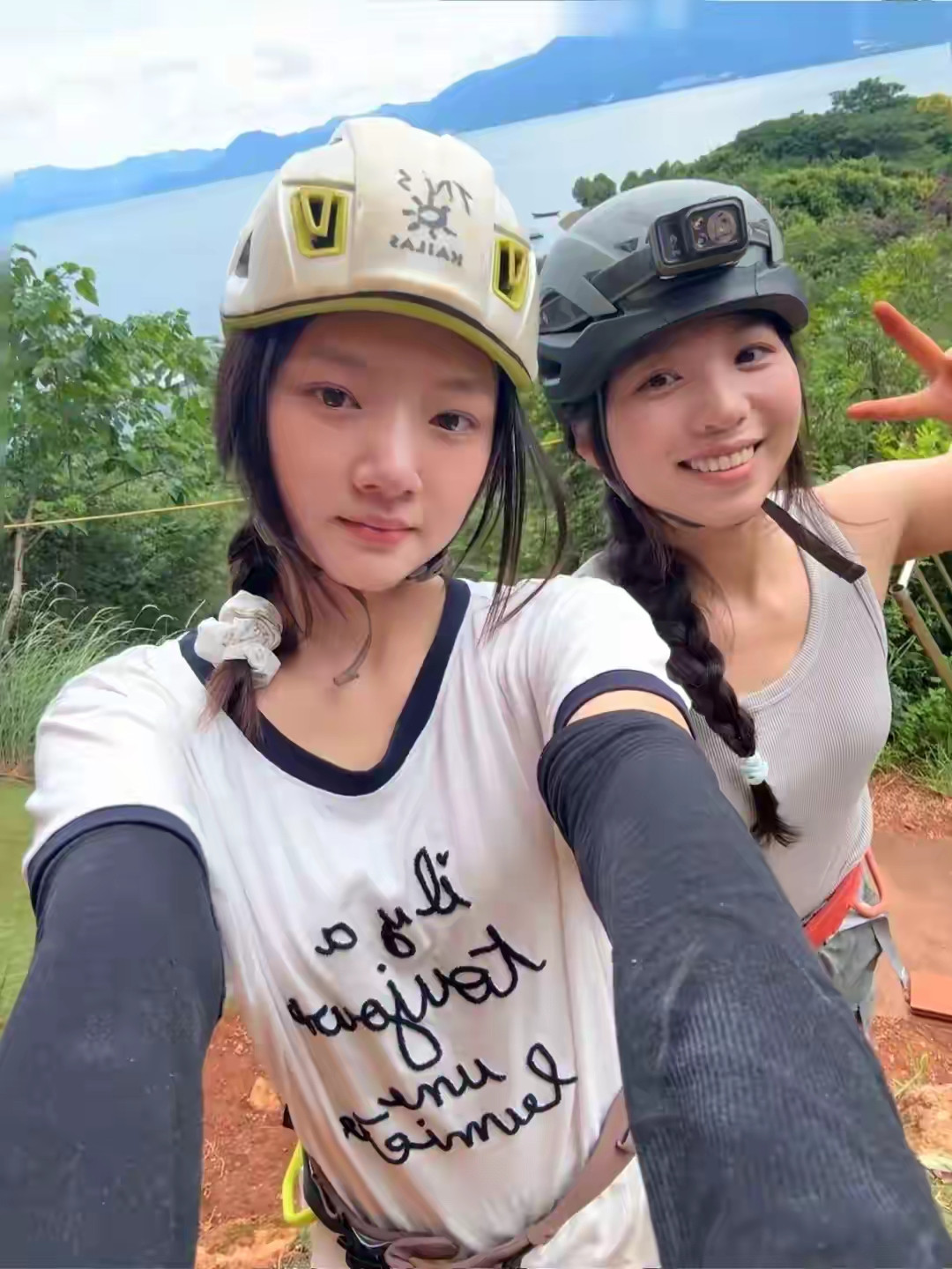 任敏这姑娘真的是把“敢玩”刻进骨子里了。前阵子晒野攀的照片，整个人双脚倒挂在岩壁上，没有专业保护的辅