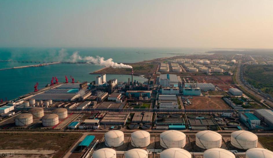 眼看全球最关键的能源水道被堵死，每天近2000万桶石油运不出去，油价直接飙破11