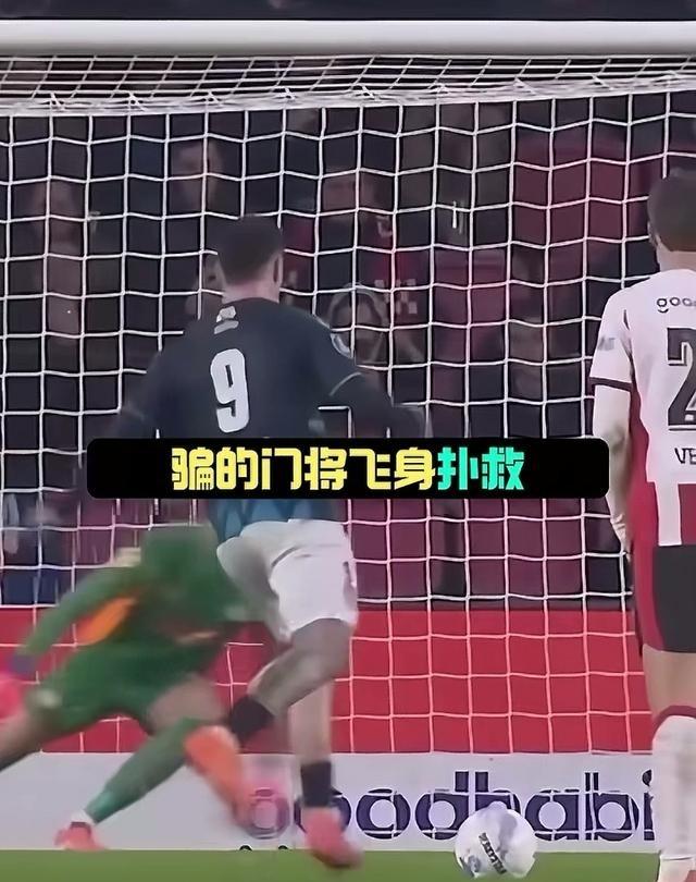 该国际足联头疼了，最近荷兰球员发明了一种“袋鼠式”点球技术，不违规还能大概率提高