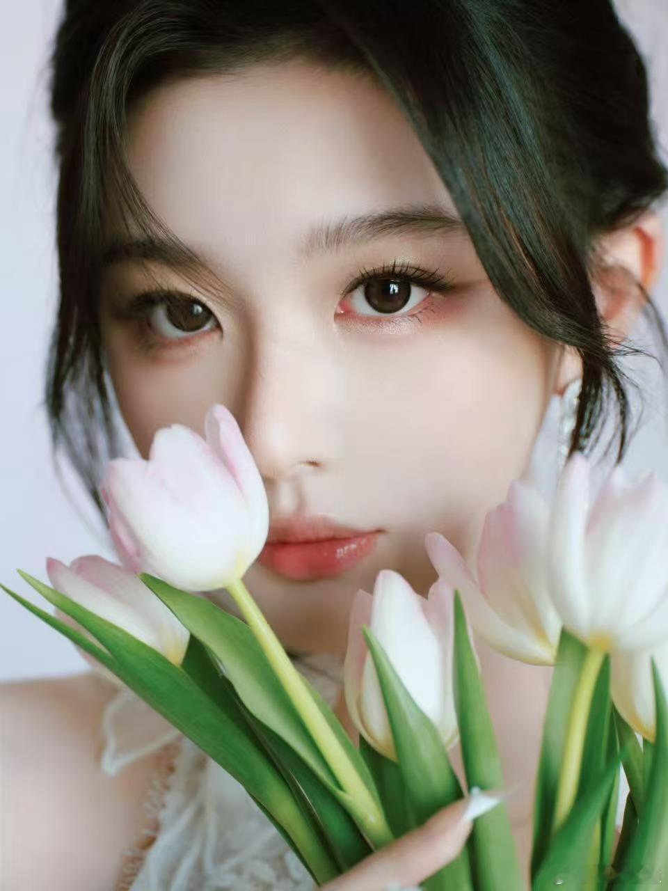 时尚32周年时尚之夜孔雪儿一袭流光白裙惊艳登场！立体蕾丝缀满星芒，高颅顶盘发搭