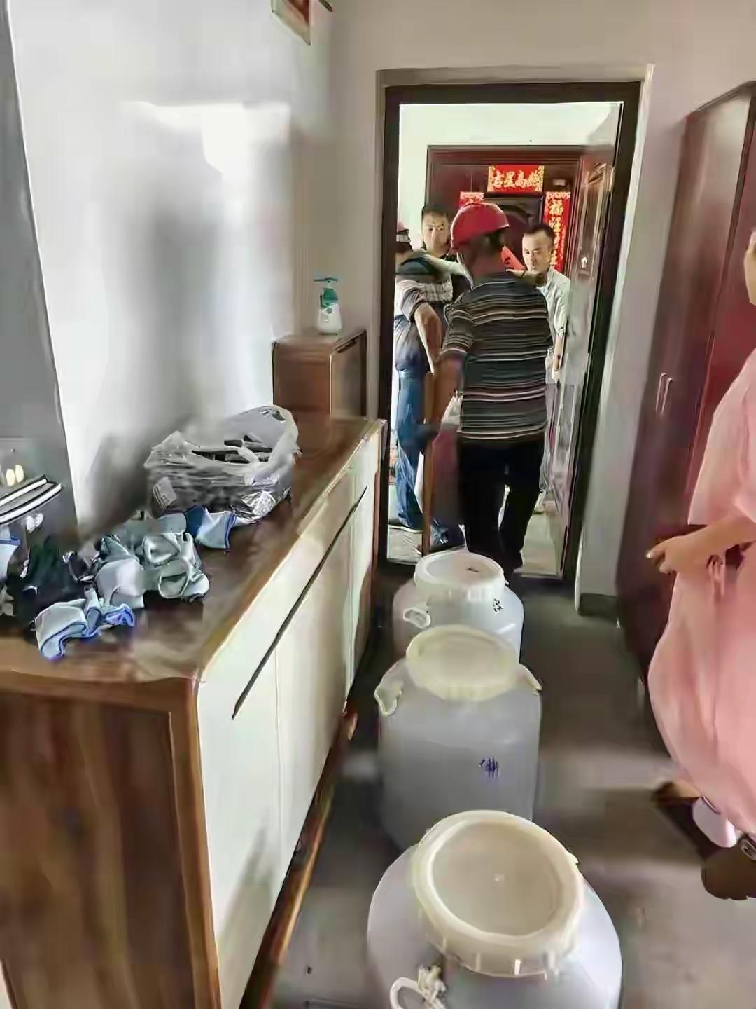 楼板都快压塌了！上海一住户家中堆满自制酵素桶，暗藏巨大安全隐患，全楼居民都慌了。