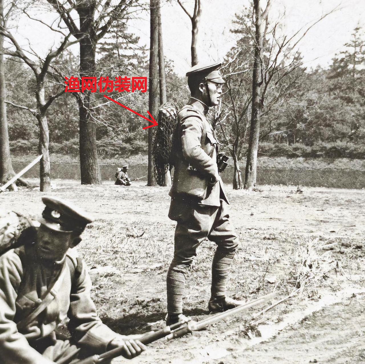 这是1937年日军在丛林里进行军事演习的照片。从日军的穿着来看，应该是日军关东军