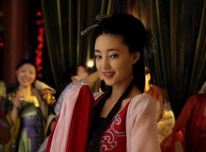 唐朝时，皇宫里放出3000多名30多岁的老宫女。为防止剩下，一富家小姐随便选了个