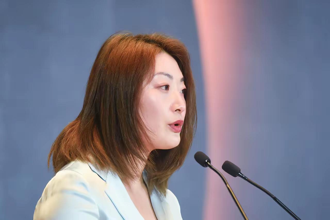 宗馥莉输给了杜建英，她的权利被收回，能力遭到质疑。施幼珍和宗馥莉的这点失败，和
