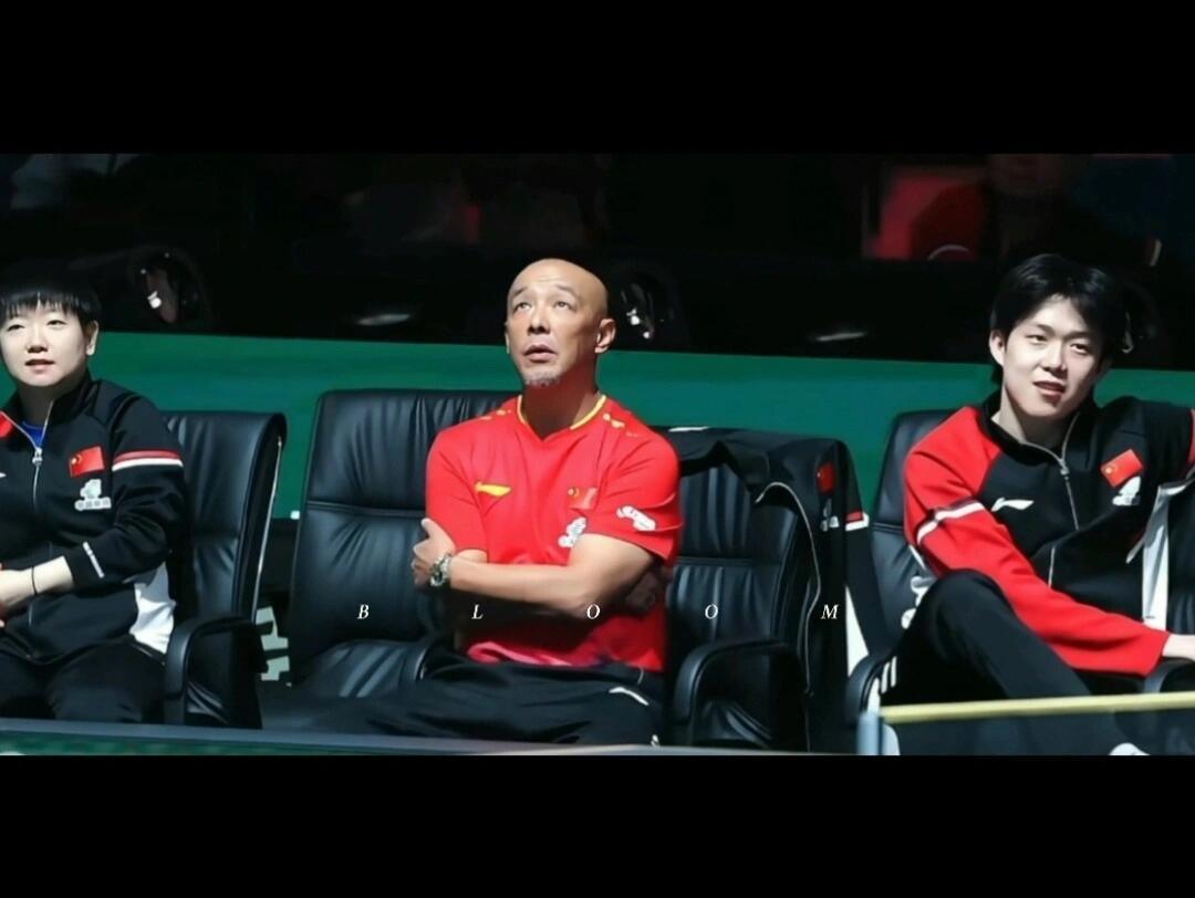 这三人现在看来依旧很有气场，肖指导一左一右全是世界第一！莎莎和头头，谁不敬意拉