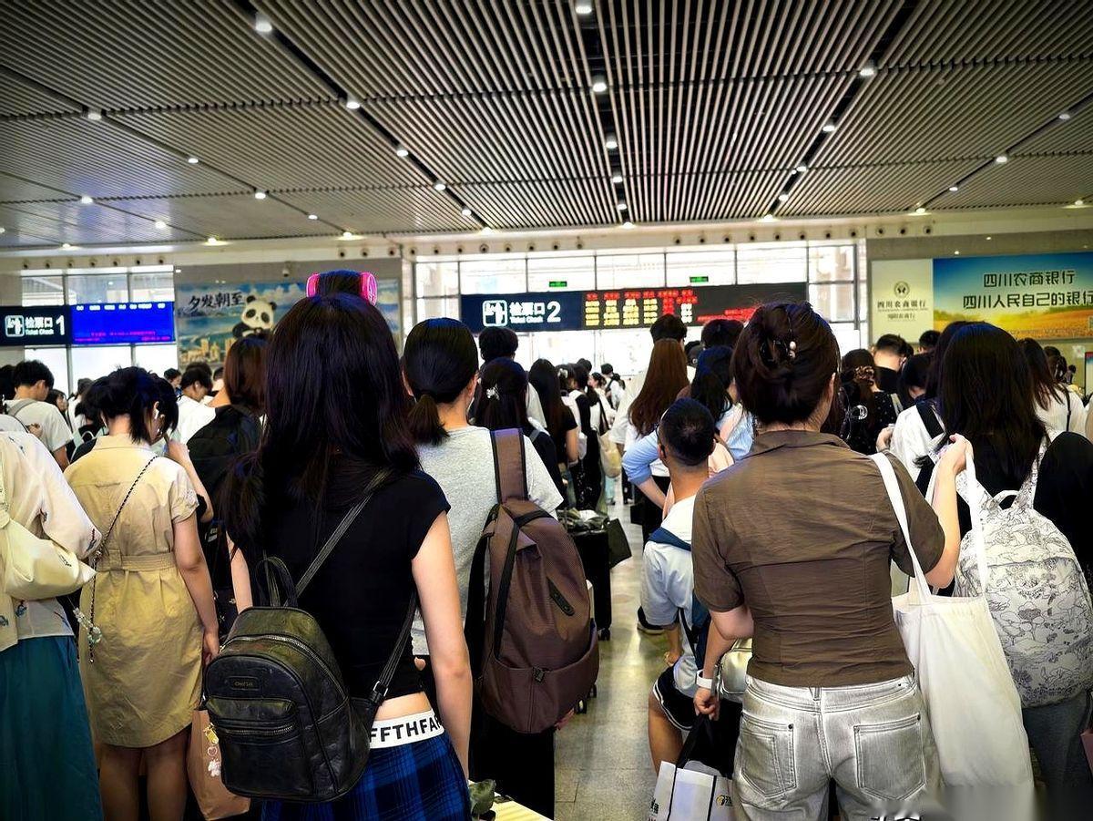 端午最后一天，我点开天府行APP，准备买张从绵阳回成都的票。屏幕上两个红字跳出