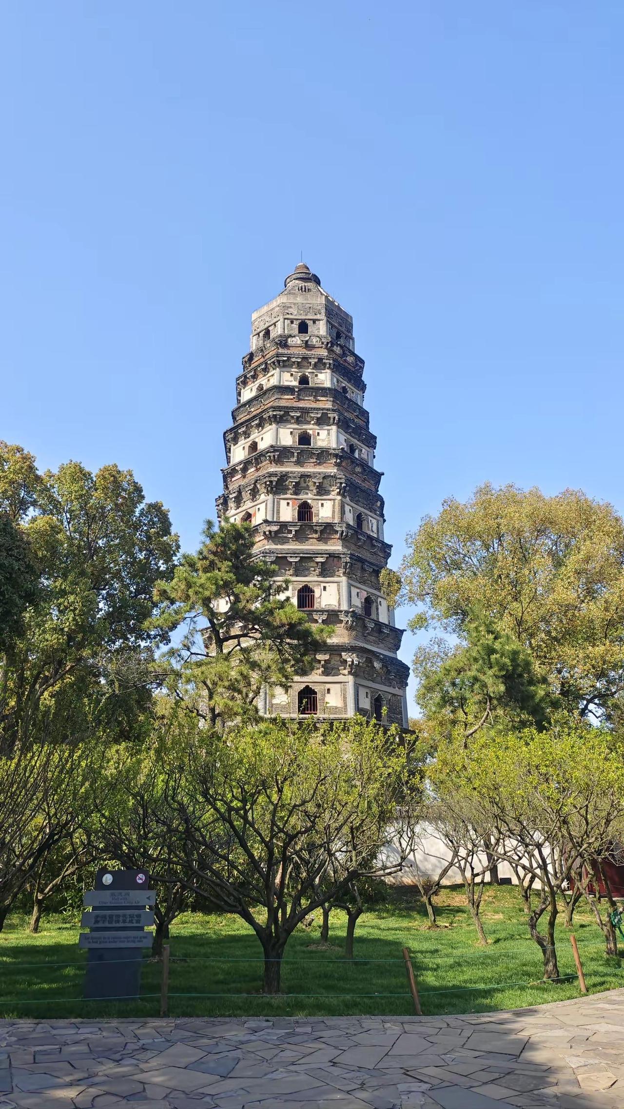 拙政园闹中取静，狮子林曲径通幽，虎丘山史迹颇丰，山塘街车水马龙。留园留下来两段由